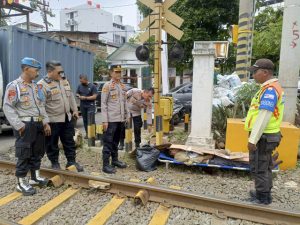 tragedi-di-perlintasan-kereta-pedagang-kopi-keliling-tewas-tertabrak-di-jakpus