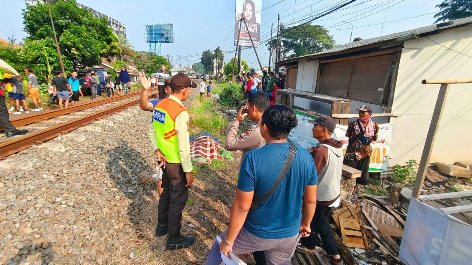 tragedi-di-perlintasan-kereta-pedagang-kopi-keliling-tewas-tertabrak-di-jakpus